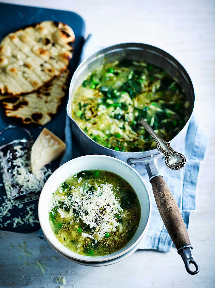 Grüne Minestrone mit Pesto