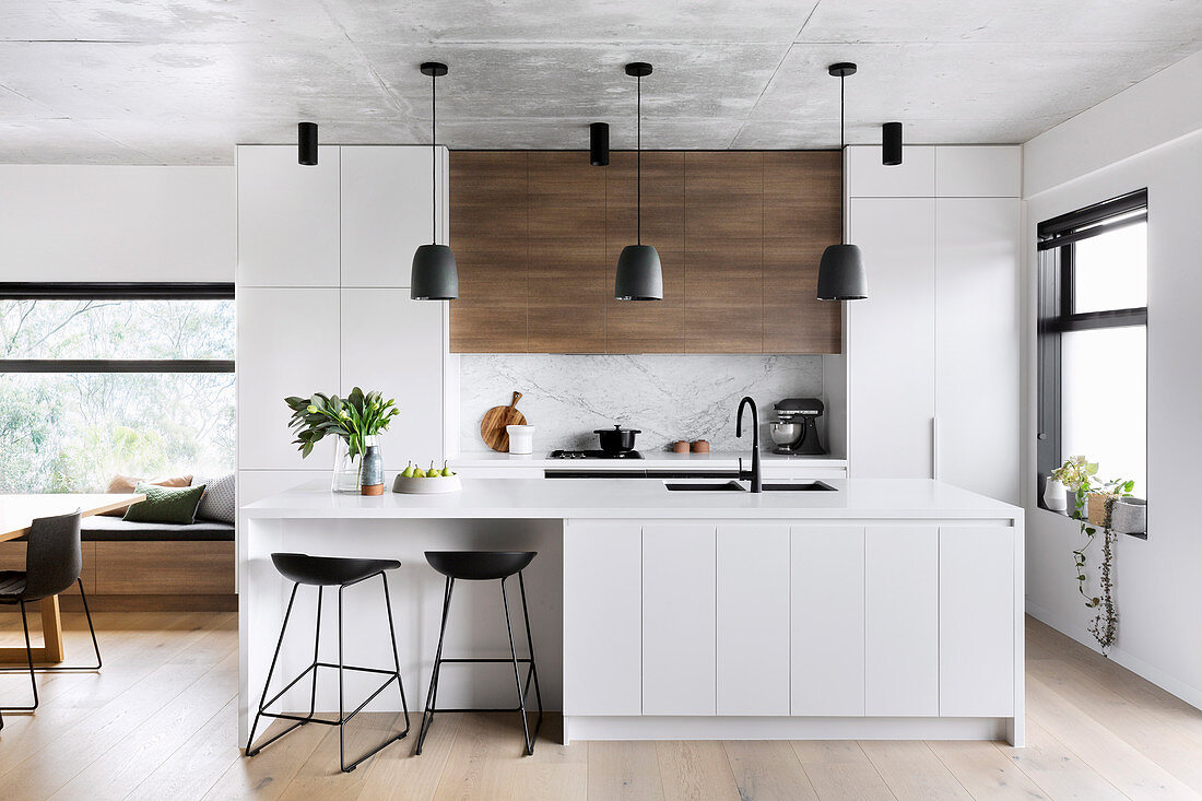 Minimalistische offene Küche in Weiß mit schwarzen Akzenten