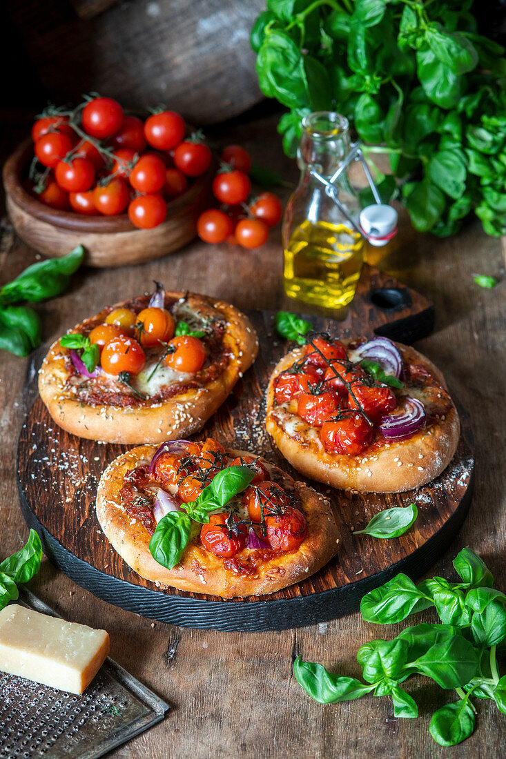 Minipizzas mit roten Zwiebeln und Kirschtomaten