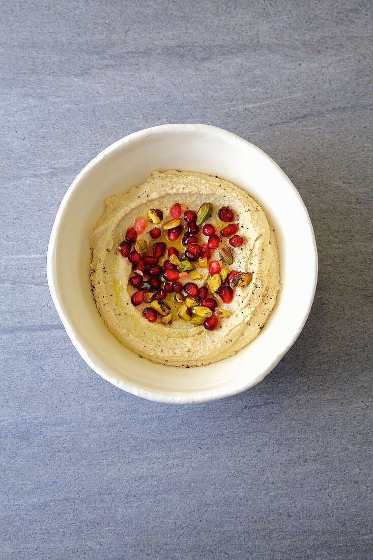 Hummus mit Pistazien und Granatapfelkernen als Topping