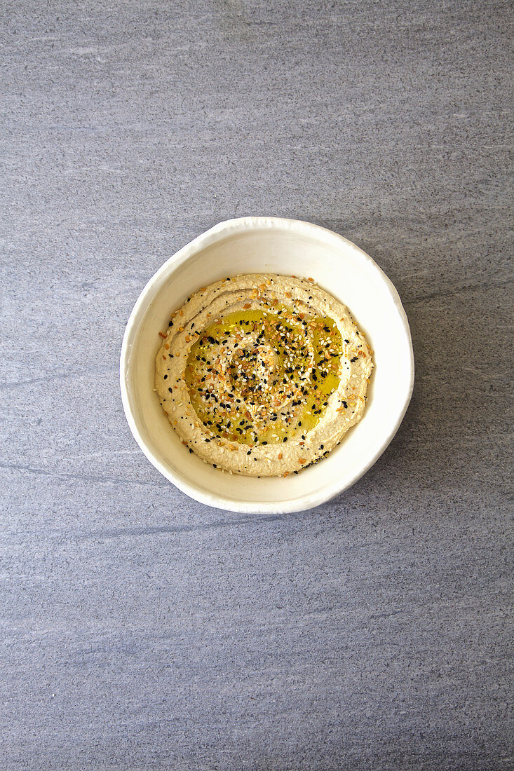 Hummus mit Bagelwürzmischung als Topping
