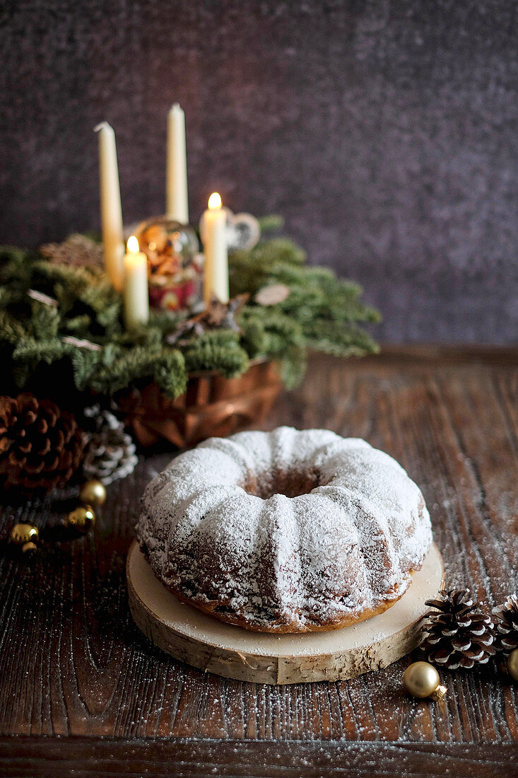 A Christmas Bundt cake dusted with icing sugar