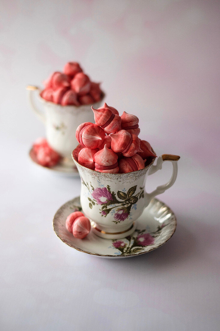 Mini pink meringue