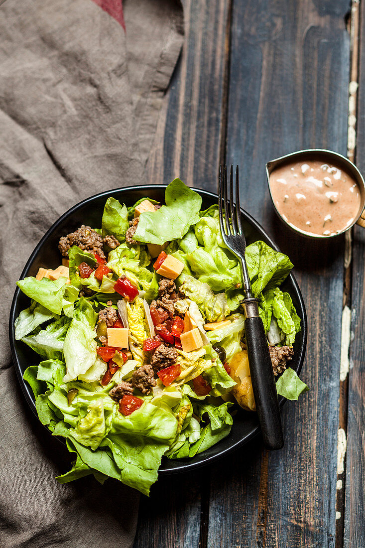 Salat nach Burger Art mit Hackfleisch, Gurke, Käse und Cocktailsauce