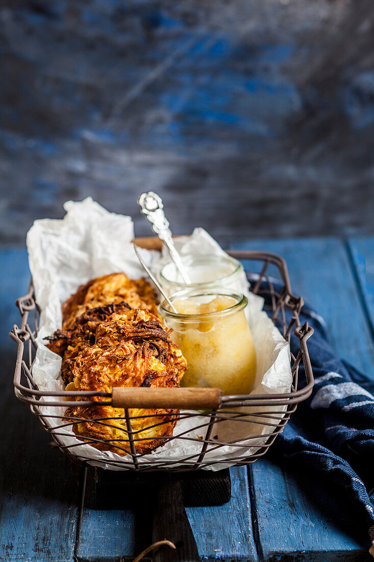 Latkes (Kartoffelpuffer, jüdische Küche) mit Sauerrahm und Apfelmus