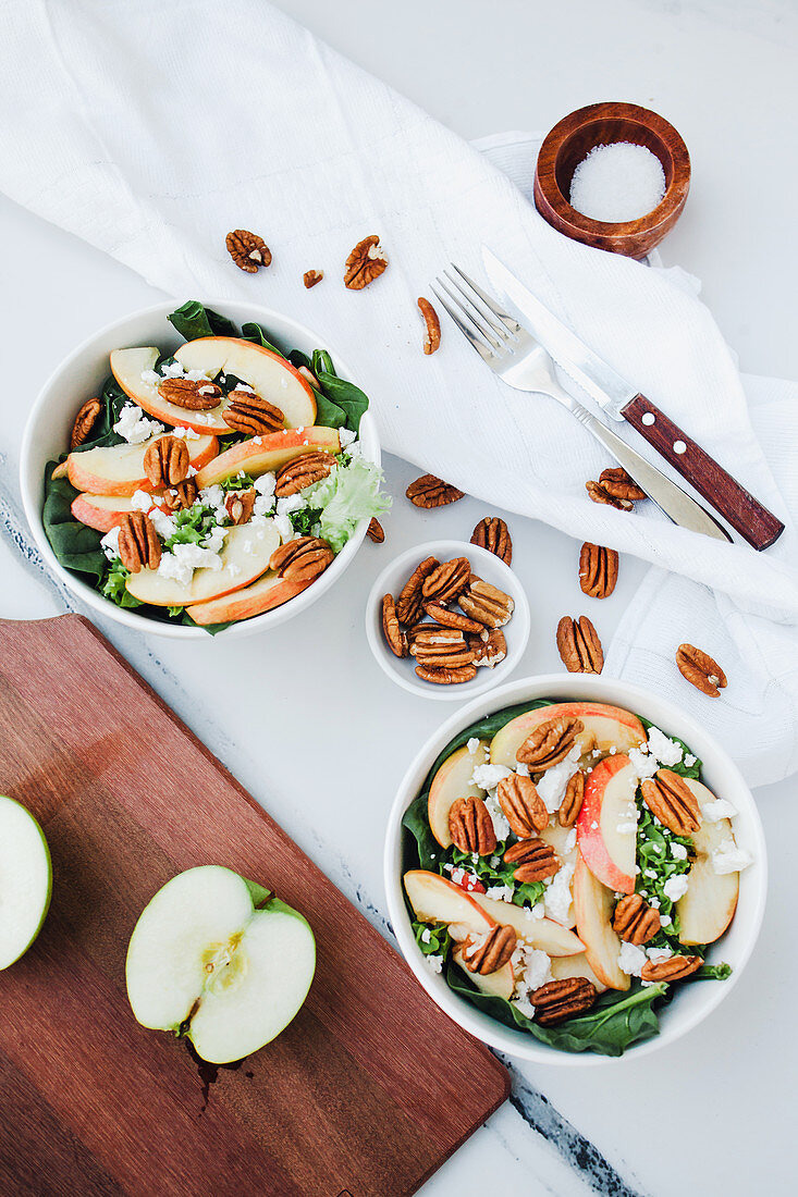 Veganer Apfel-Pecannuss-Salat mit Feta und Spinat