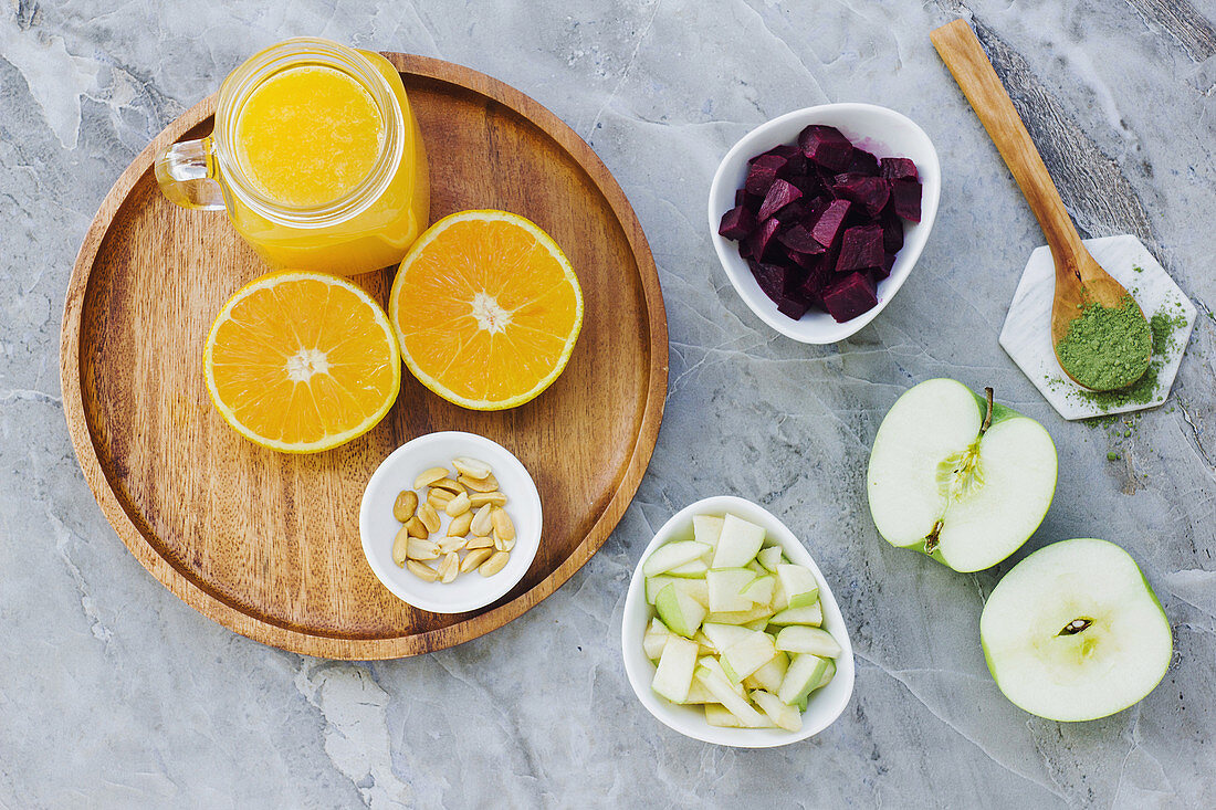 Zutaten für Rote-Bete-Apfel-Salat mit Orangen und Erdnüssen