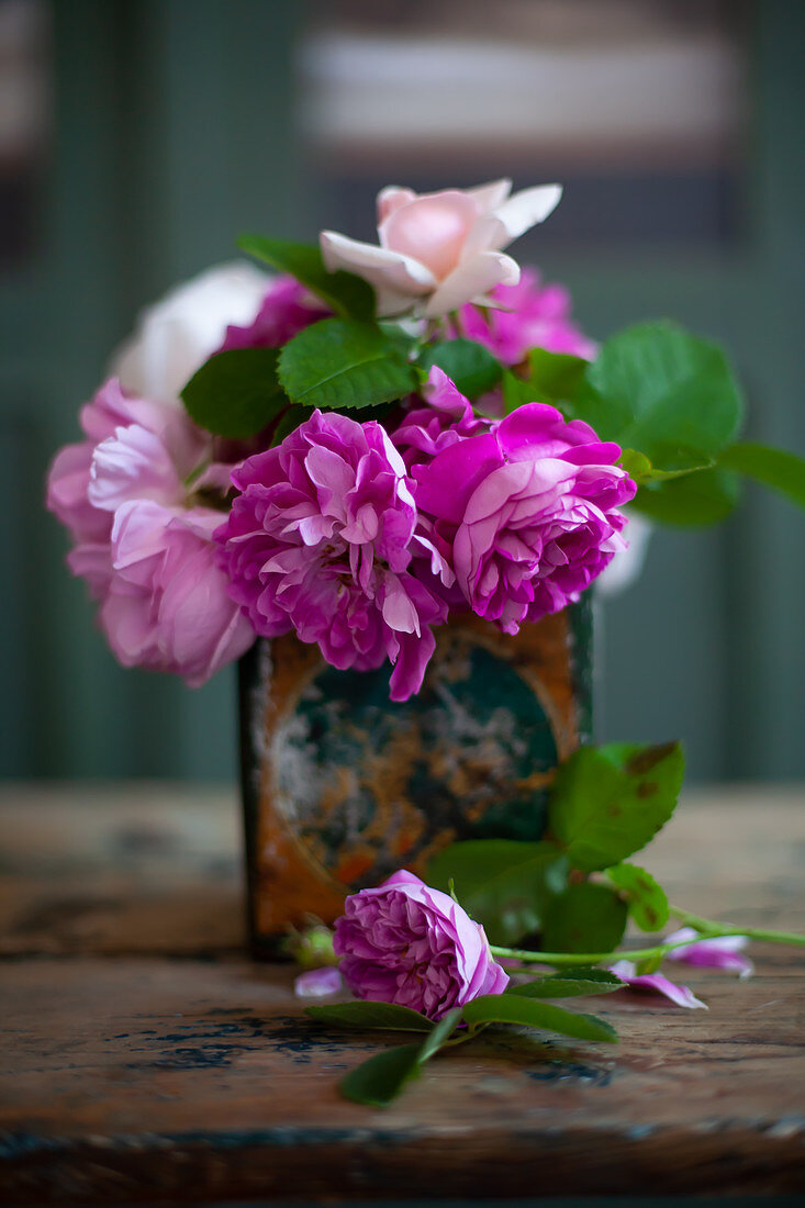 Pinkfarbene Rosen in Vintage Vase