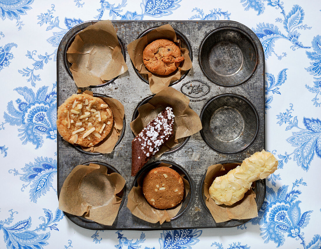 Verschiedene Plätzchen im Muffinblech