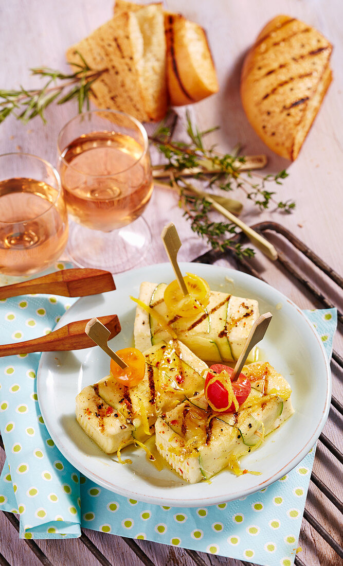 Gegrillte, marinierte Feta-Zucchini-Päckchen mit Schafskäse