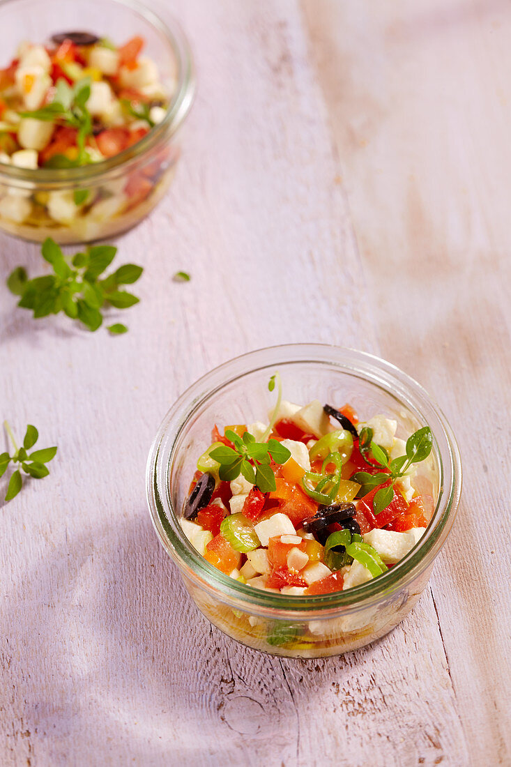 Mozzarellasalat mit Tomate, Frühlingszwiebel, Paprika, Olive und Basilikum im Glas