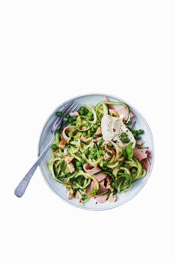 Zoodles mit Schinken und Macadamia-Pesto