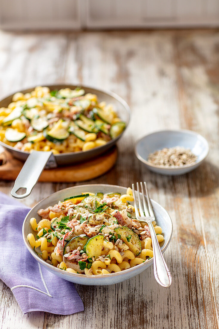 Pasta with bacon and courgette in creamy sauce