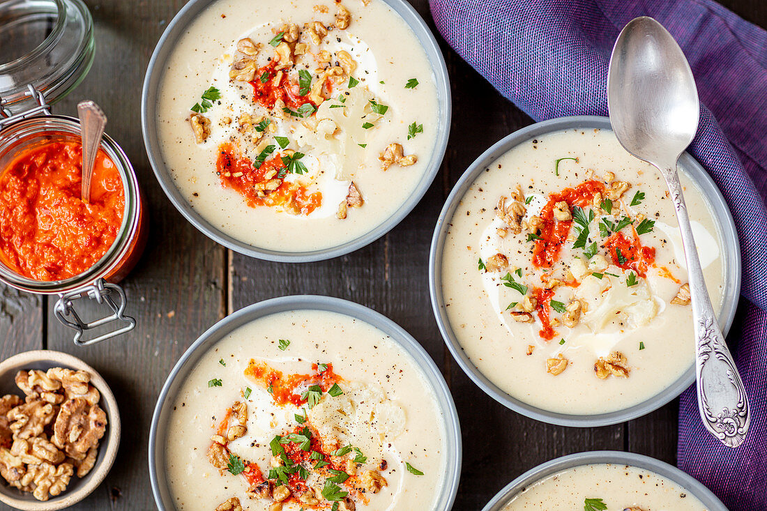 Blumenkohlsuppe mit Ajvar und Walnüssen