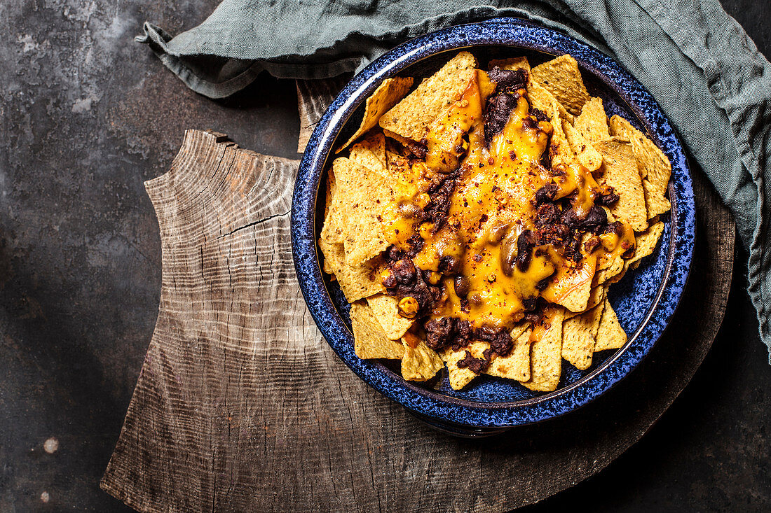 Gratinated nachos with chilli con carne and cheese