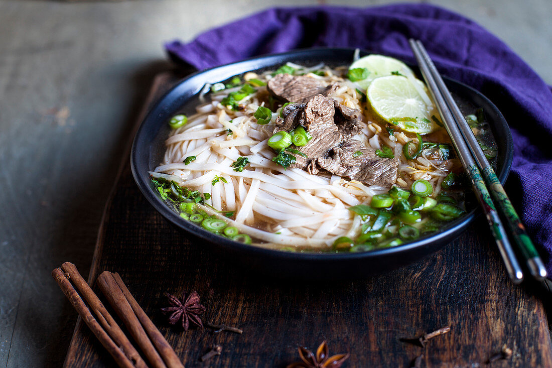 Pho Bo (Nudelsuppe mit Rindfleisch, Vietnam)