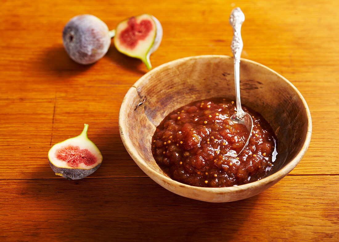 Spicy melon and fig jam with mustard seeds