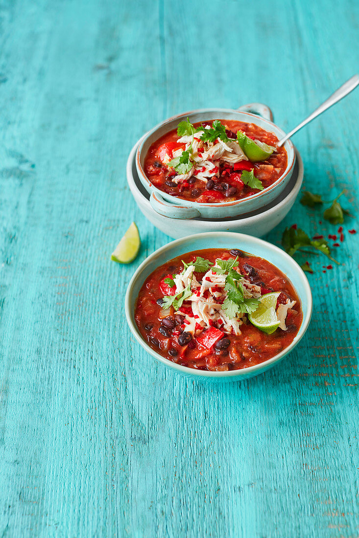 Mexikanische Bohnensuppe mit Hühnerfleisch und Limetten