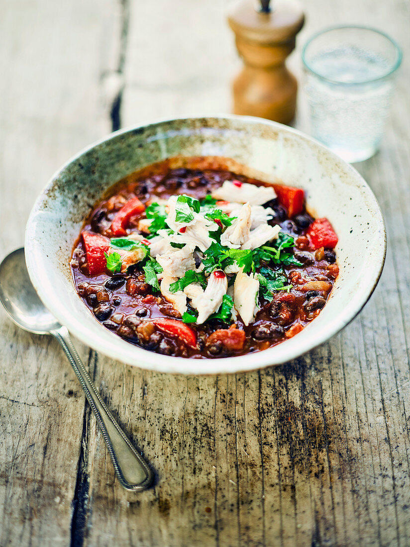 Mexikanische Bohnensuppe mit Hühnerfleisch und Koriander