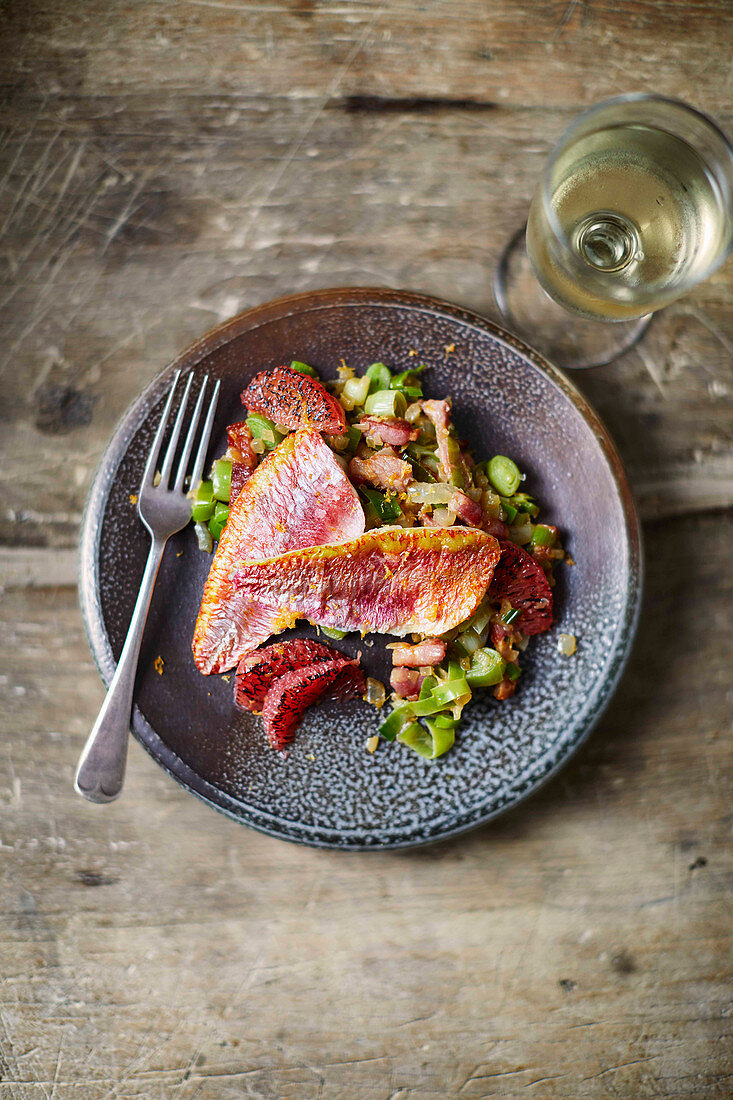 Gebratene Rotbarbenfilets mit Speck, Lauch und Grapefruit