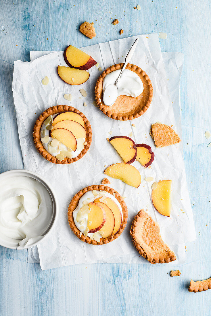 Tartalets with whipped cream and peaches