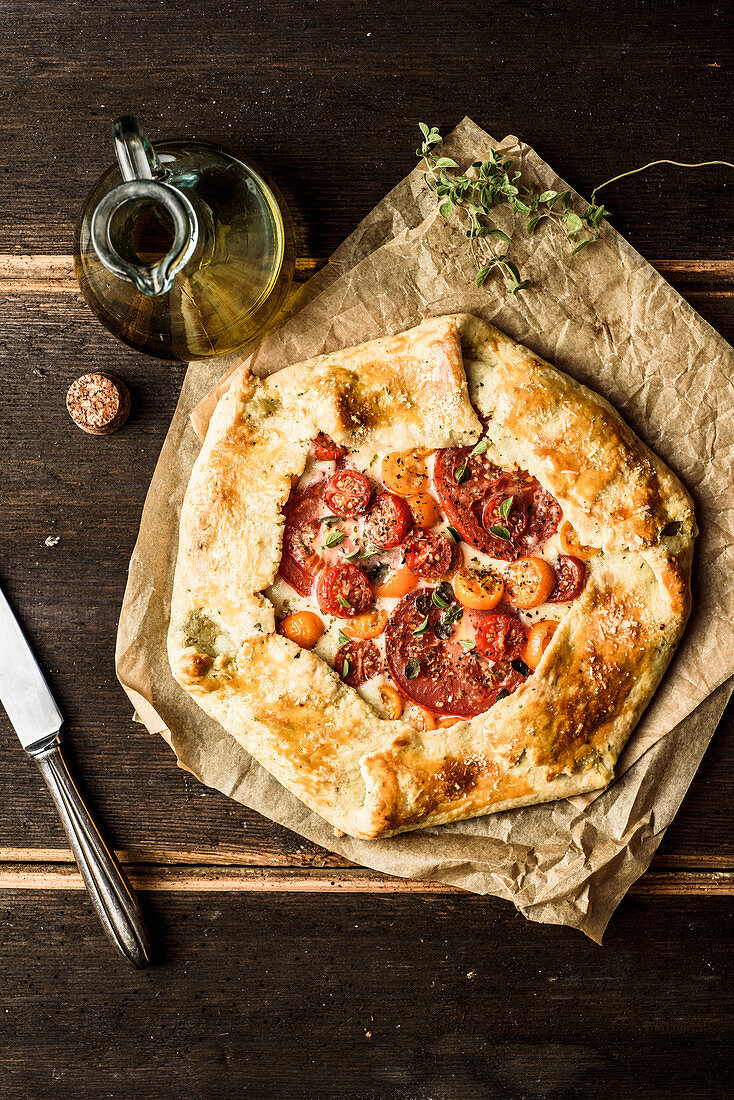 Galette mit Tomaten, Mozzarella und Kräutern