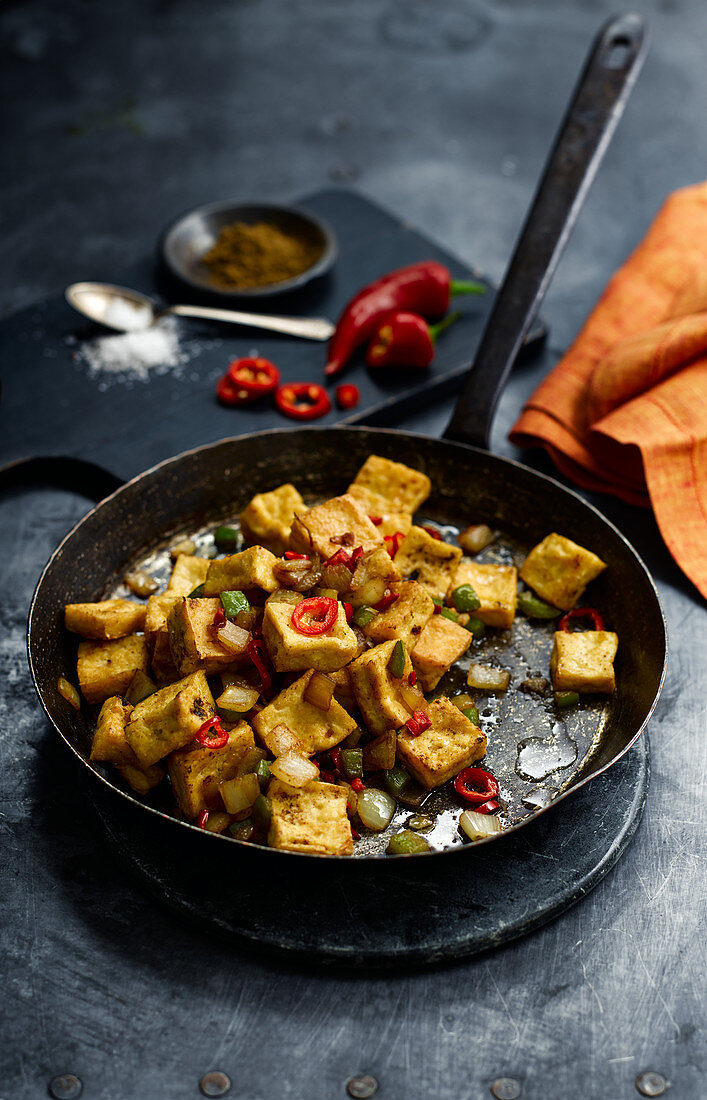 Tofupfanne mit Zwiebel, Chili, Salz und Pfeffer