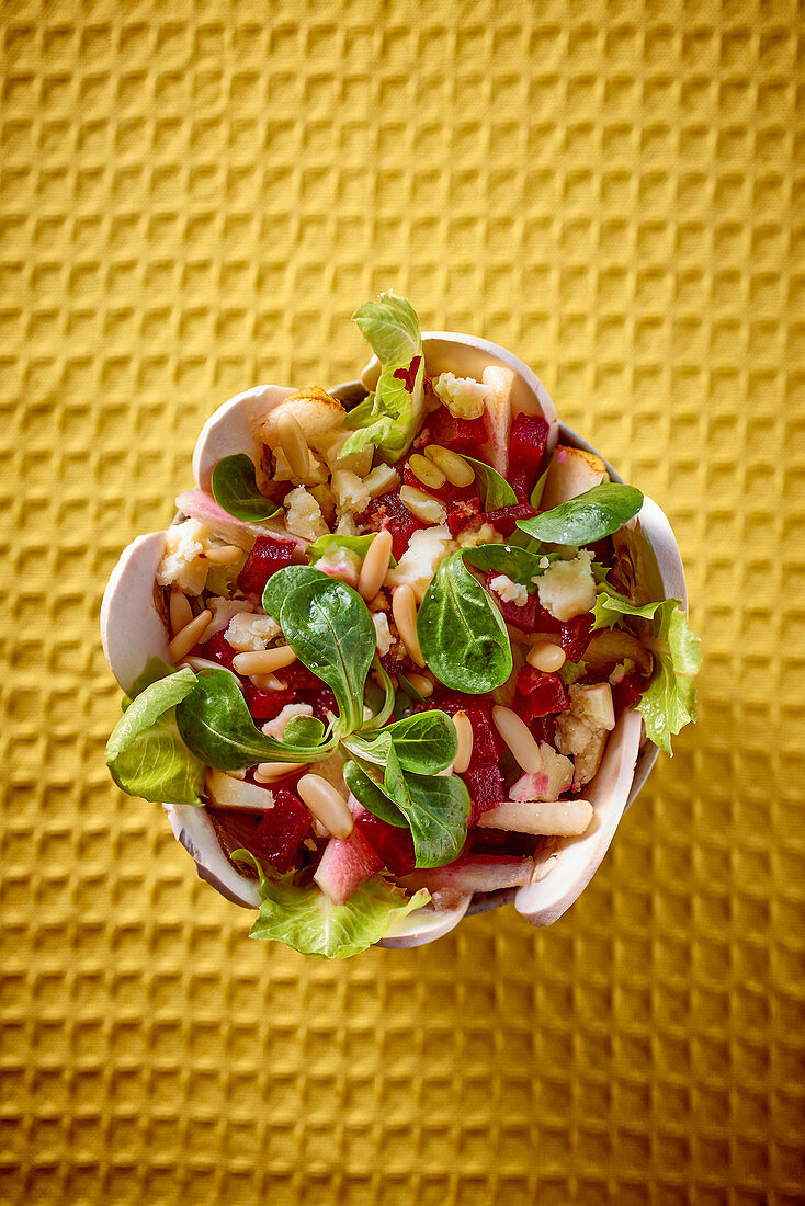 Rote-Bete-Salat mit Birnen, Pinienkernen und Parmesan