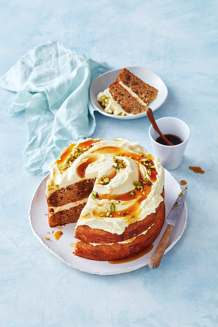 Glutenfreier Karottenkuchen mit Frischkäsecreme und Ahornsirup