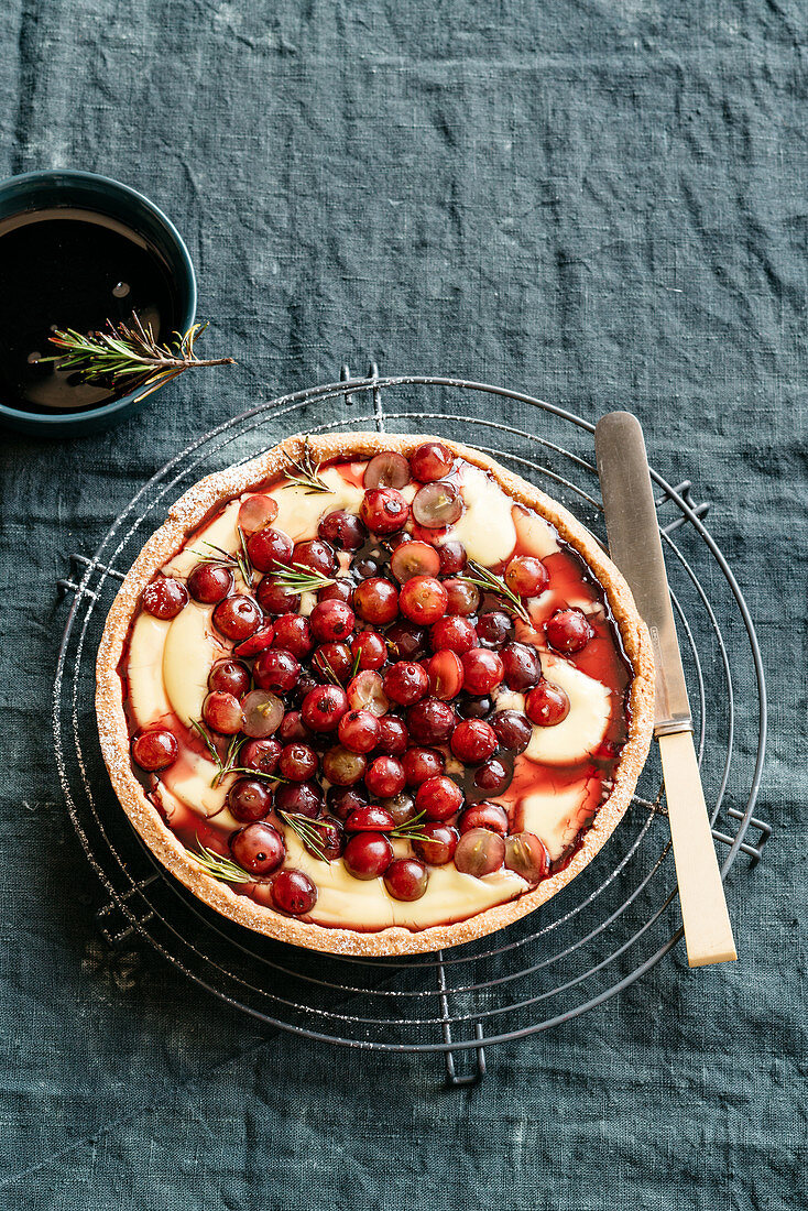 Herbsttarte mit Rosmarin-Trauben, Konditorcreme und Barolo-Reduktion