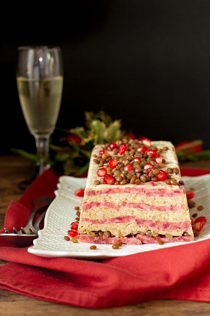 Linsen-Schweinefleischterrine mit Granatapfelkernen