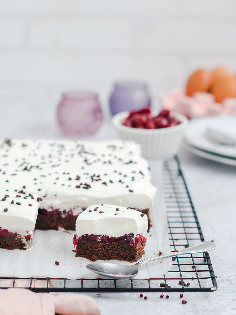 Mehlfreier Schokolade-Kirsch-Kuchen mit Sahne