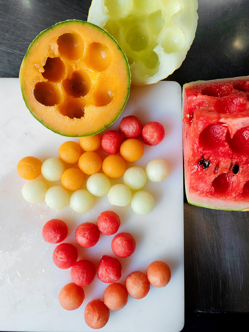 Melonenhälften und Melonenbällchen