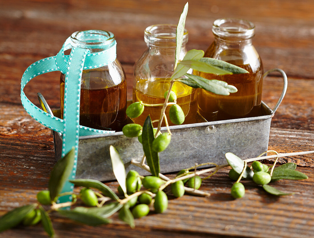 Verschiedene Olivenöle in Glasfläschchen