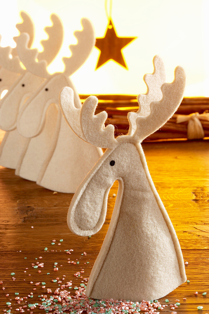 Elchfiguren aus Filzstoff als weihnachtliche Tischdekoration