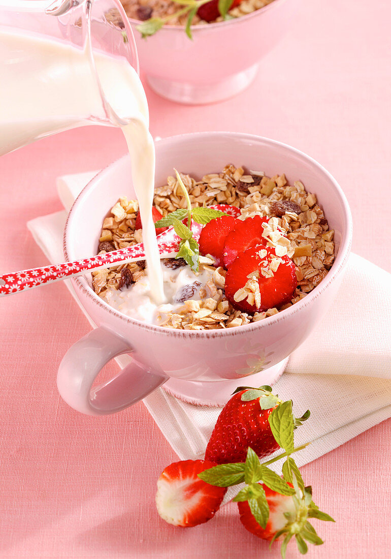 Kerniges Bircher Müsli mit Haselnüssen, Erdbeeren und Milch