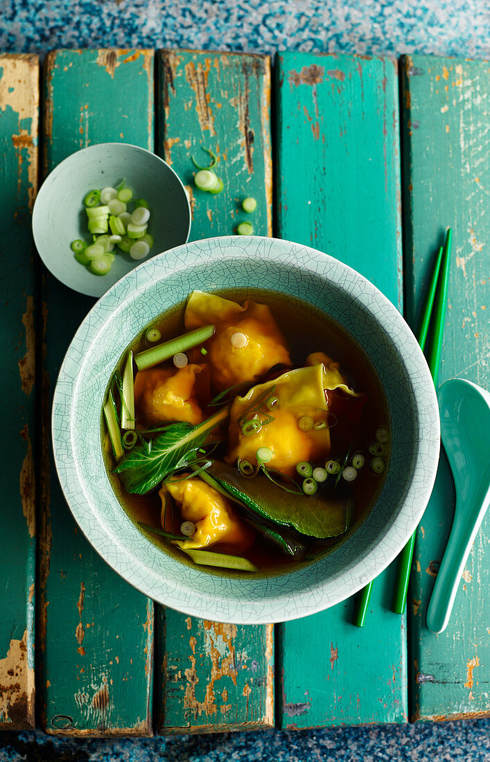 Wantan-Suppe mit Gemüseeinlage