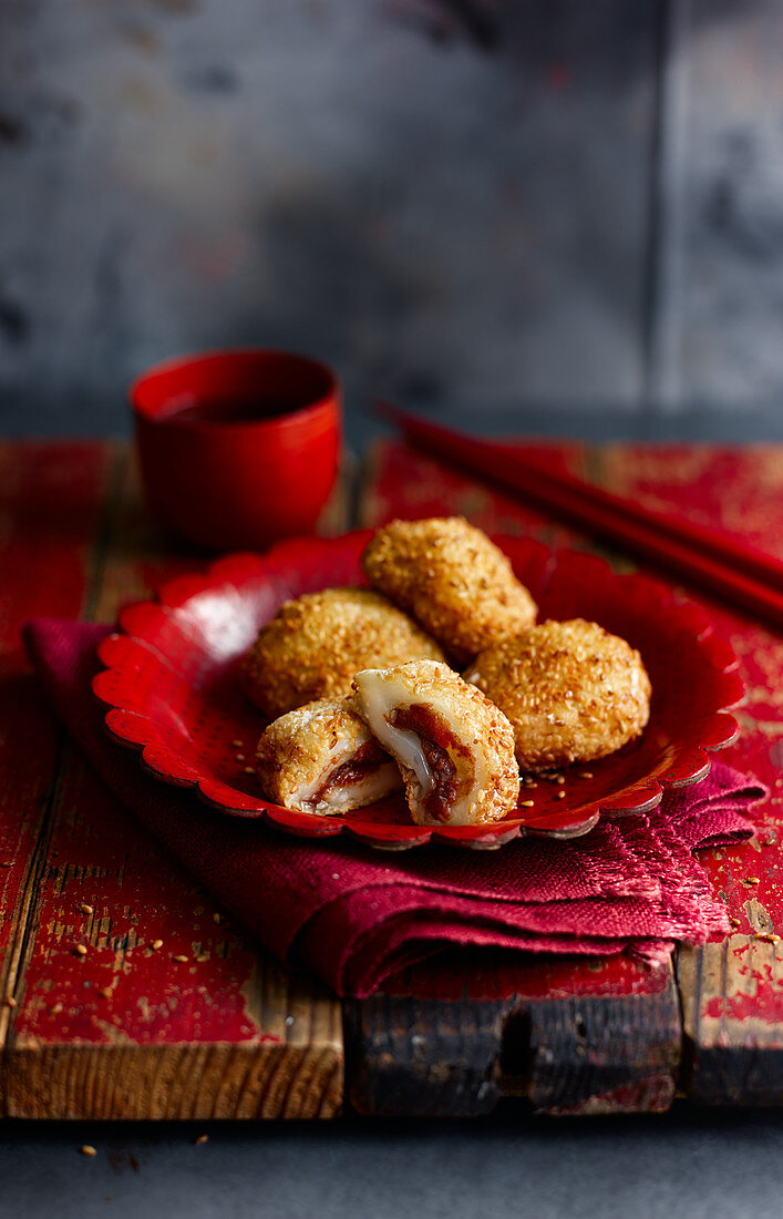 Jin Deu (Sesame Balls with Red Bean Filling, China)