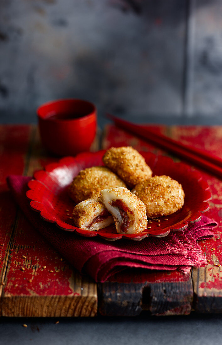 Jin deui (Sesamkugeln gefüllt mit süsser roter Bohnenpaste, China)