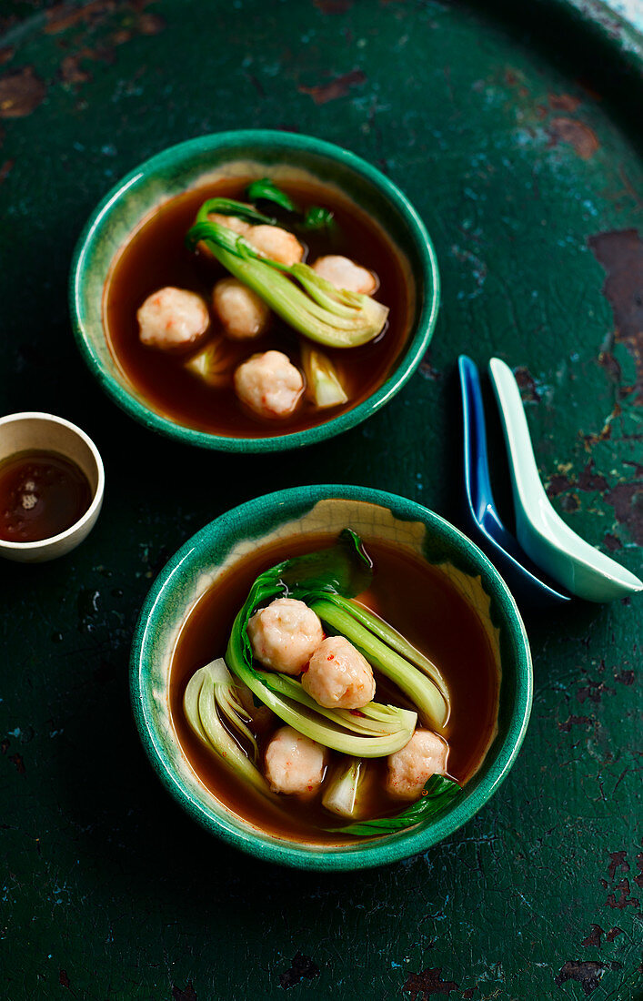 Scharfe Tintenfischklösschen-Suppe mit Pak Choi