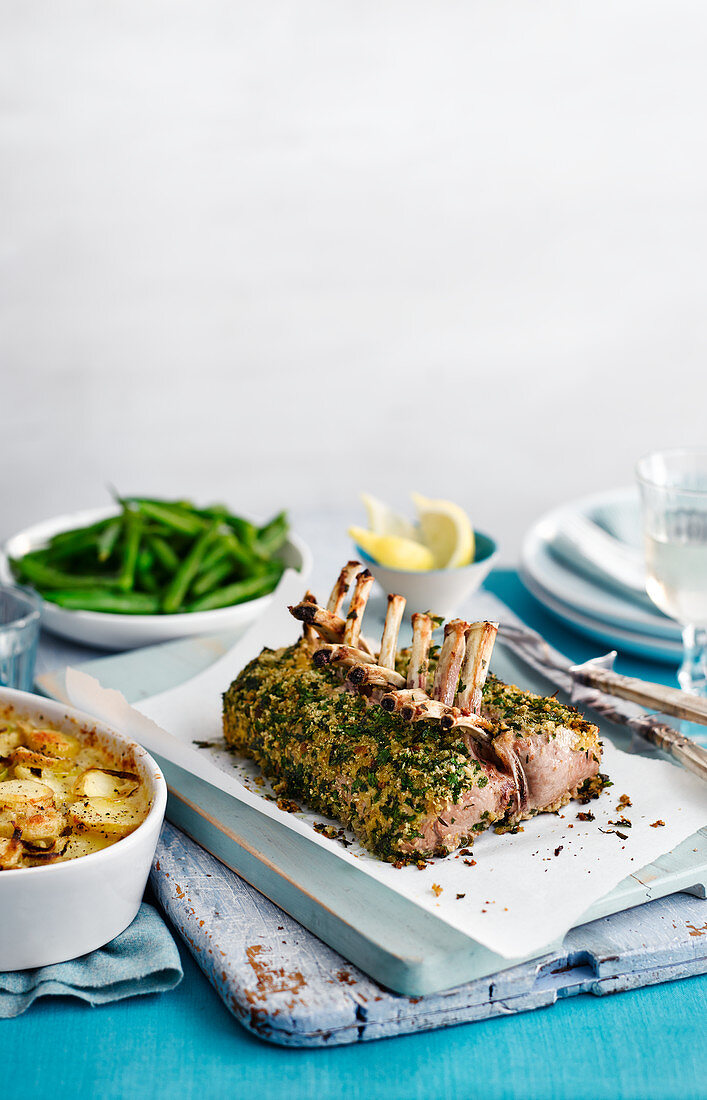 Lammkarree mit Senf-Kräuter-Kruste, dazu Bohnen und Kartoffelgratin