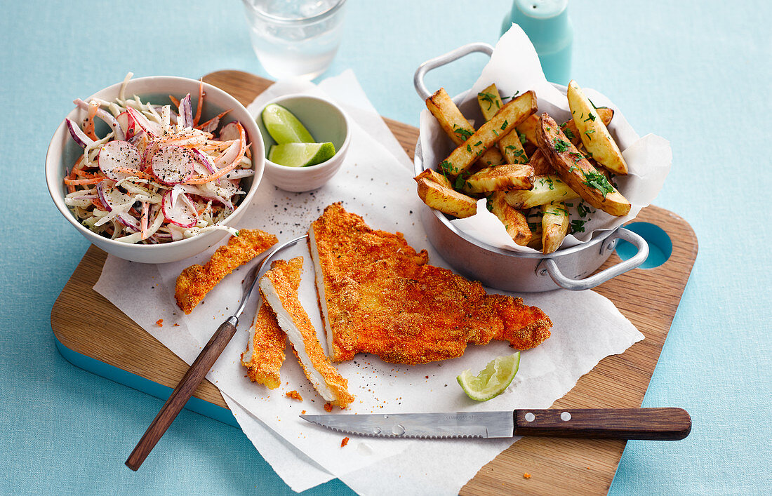 Hähnchenschnitzel in Polentapanade mit Pommes frites und Gemüsesalat