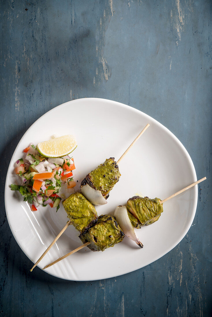 Tikka-Lachs-Spiesse mit Salat