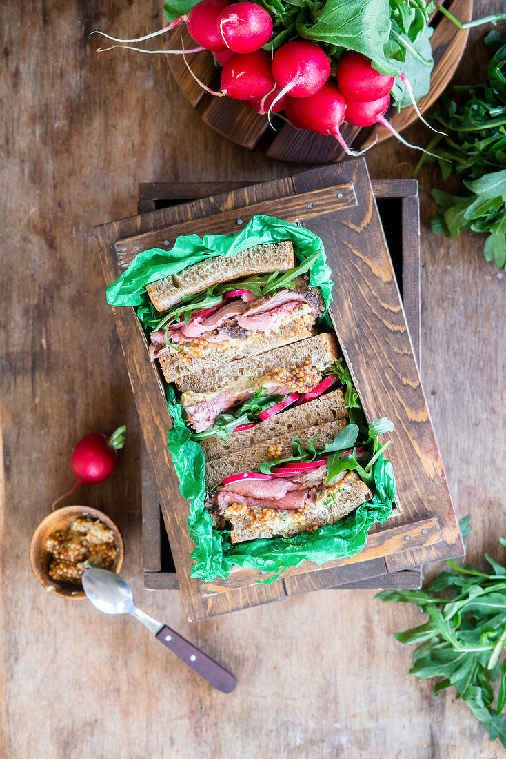 Roastbeef-Sandwiches mit Radieschen, Rucola und Senf