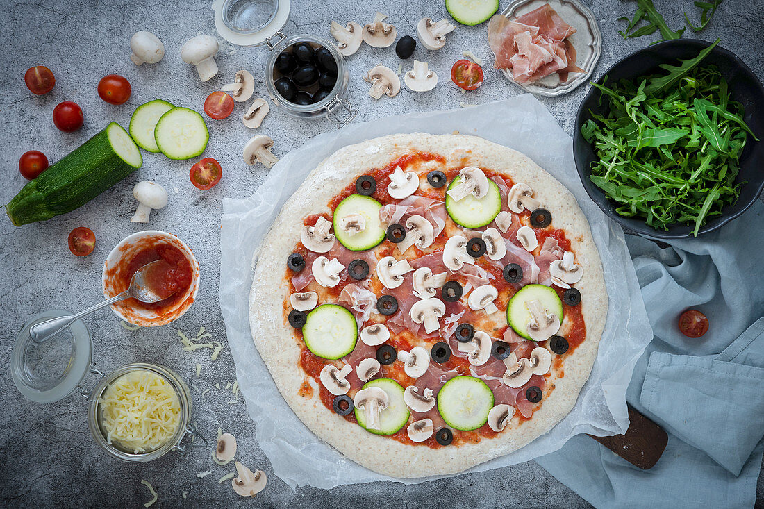 Vollkornpizza mit Schinken, Mozzarella und Gemüse