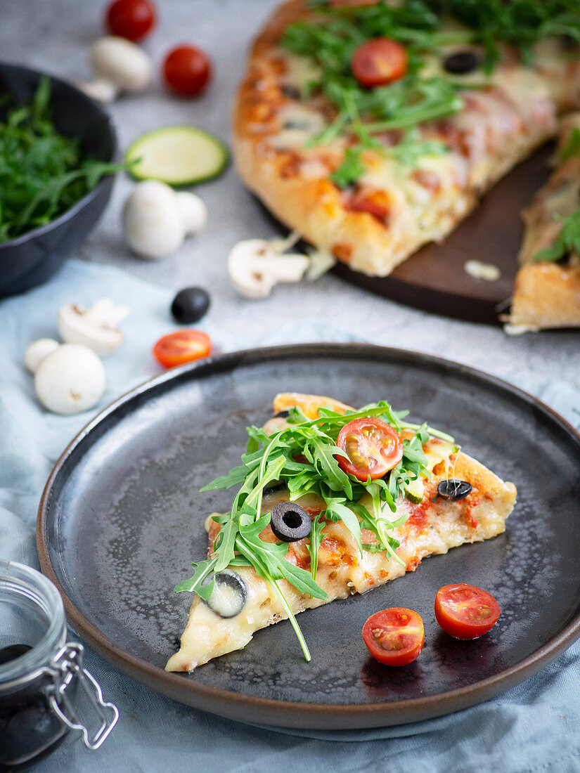 Pizza with prosciutto, mozzarella and vegetables