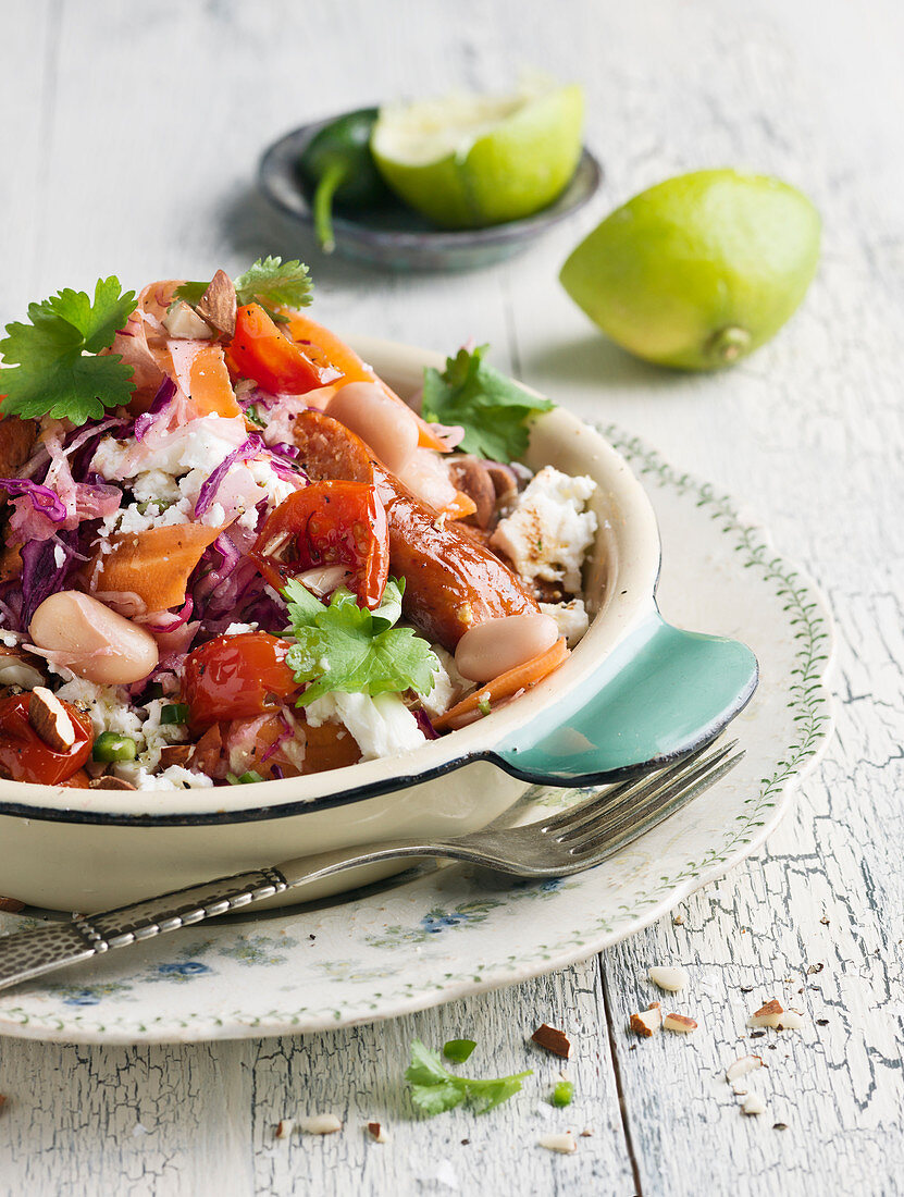 Gemüsesalat mit Bohnen, Möhren, Käse, Chorizo und Limettendressing