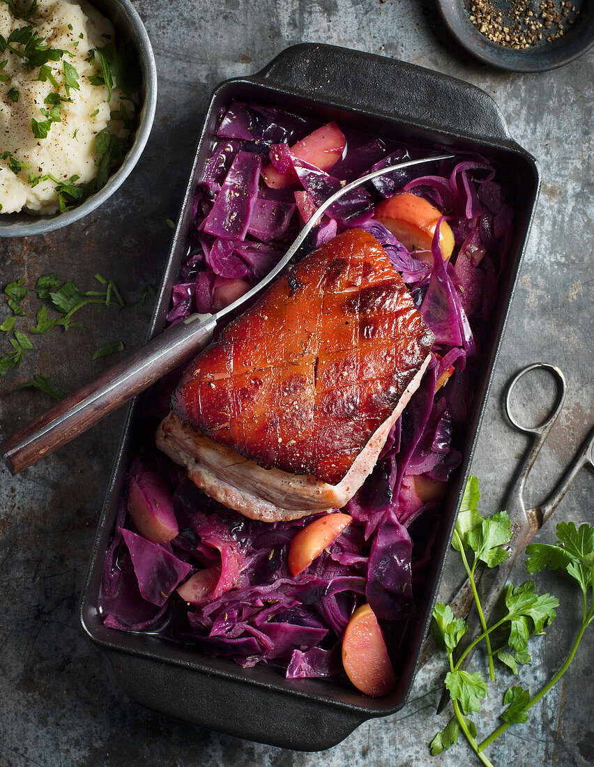 Meat baked with red cabbage