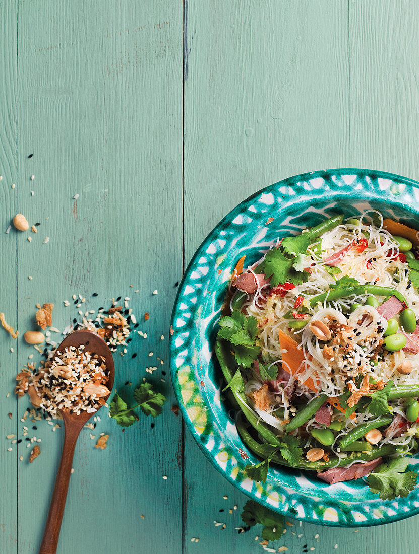 Bohnensalat mit Nudeln und Erdnüssen (Asien)