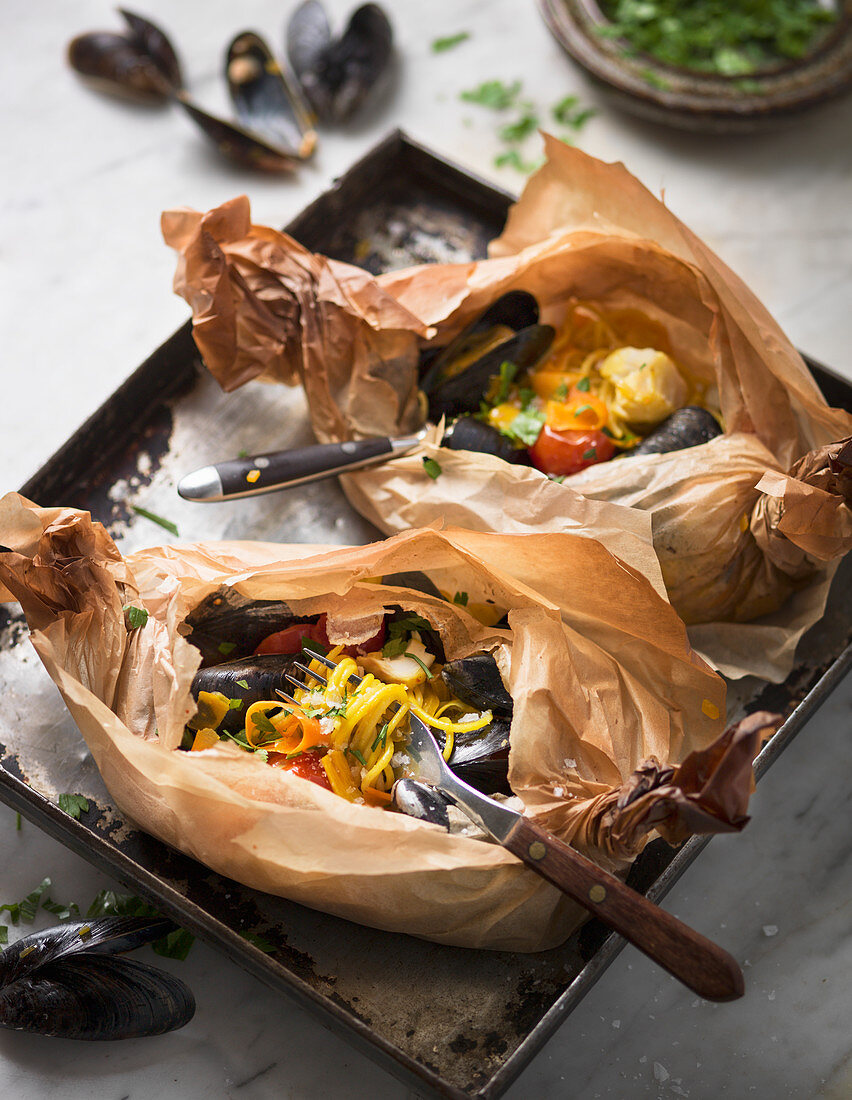 Spaghetti mit Seafood im Papier gegart